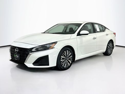 Used 2023 Nissan Altima 2.5 SV FWD image 3