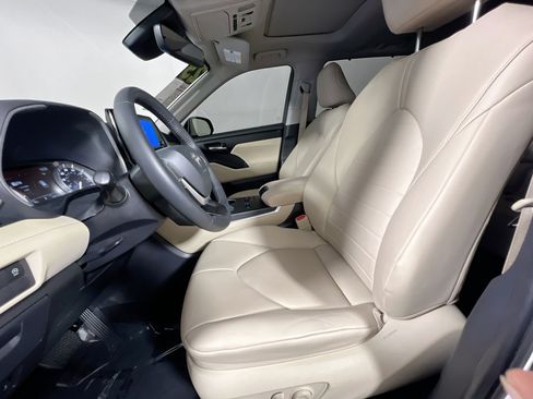 Used 2024 Toyota Highlander XLE FWD image 15