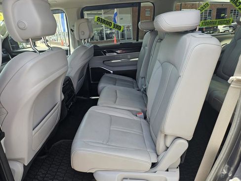 Used 2024 Jeep Wagoneer L 4WD w/ Premium Group I image 16