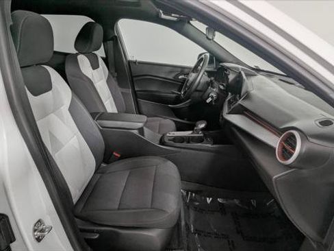 Used 2025 Chevrolet Trax RS w/ Sunroof Package FWD image 24