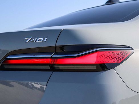 Used 2023 BMW 740i w/ Parking Assistance Package image 10