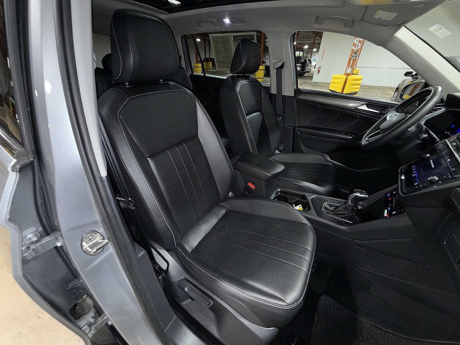 Used 2023 Volkswagen Tiguan SE w/ Panoramic Sunroof Package FWD image 16
