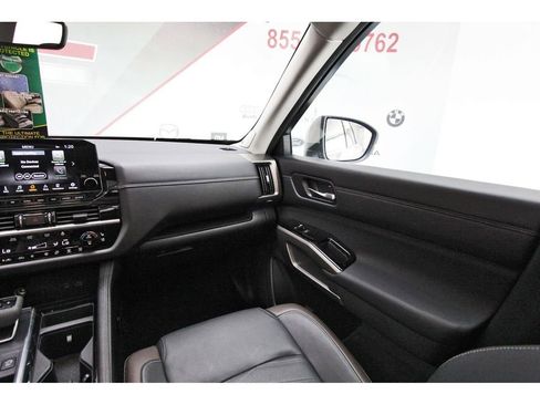 Used 2024 Nissan Pathfinder Platinum FWD image 8