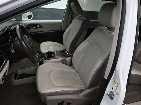 Used 2019 Chrysler Pacifica Touring-L Plus w/ Advanced Safetytec Group image 19