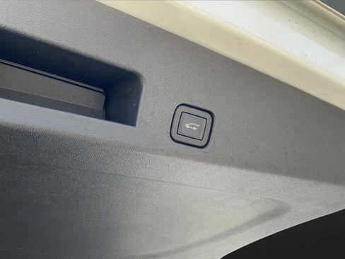 Used 2025 Chevrolet Traverse LT image 33