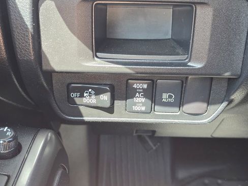 Used 2019 Toyota Tacoma TRD Off-Road w/ Technology Package AWD/4WD image 32