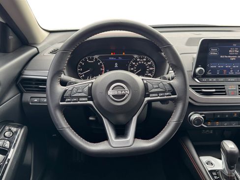 Used 2024 Nissan Altima 2.5 SR FWD image 13