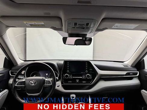 Used 2022 Toyota Highlander XLE image 12