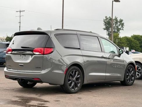 Used 2020 Chrysler Pacifica Limited FWD image 41