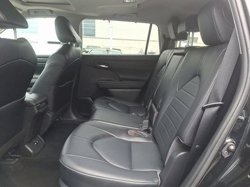 Used 2021 Toyota Highlander XLE AWD/4WD image 10