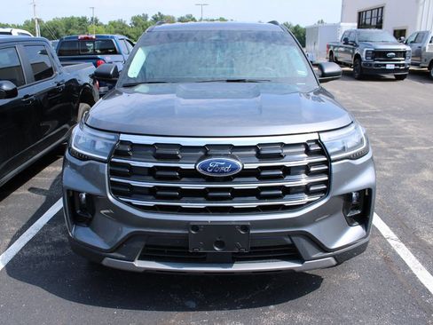 Used 2025 Ford Explorer Active w/ Active Comfort Package AWD/4WD image 2