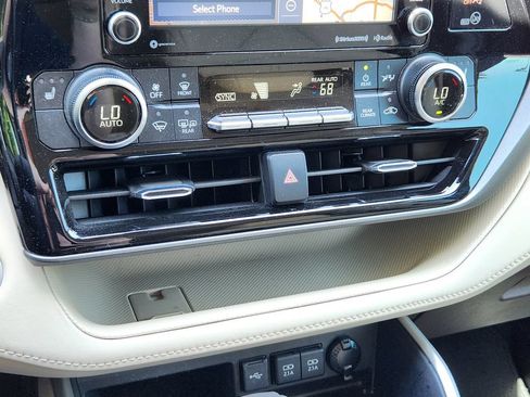 Used 2021 Toyota Highlander XLE AWD/4WD image 21
