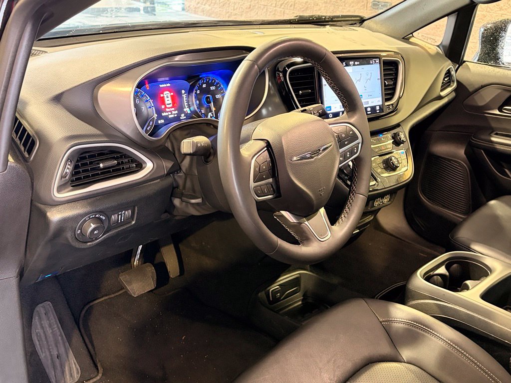 Used 2025 Chrysler Pacifica Select FWD image 13