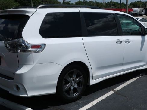 Used 2017 Toyota Sienna SE Premium FWD image 7