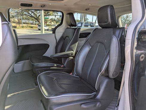 Used 2023 Chrysler Pacifica Limited image 14