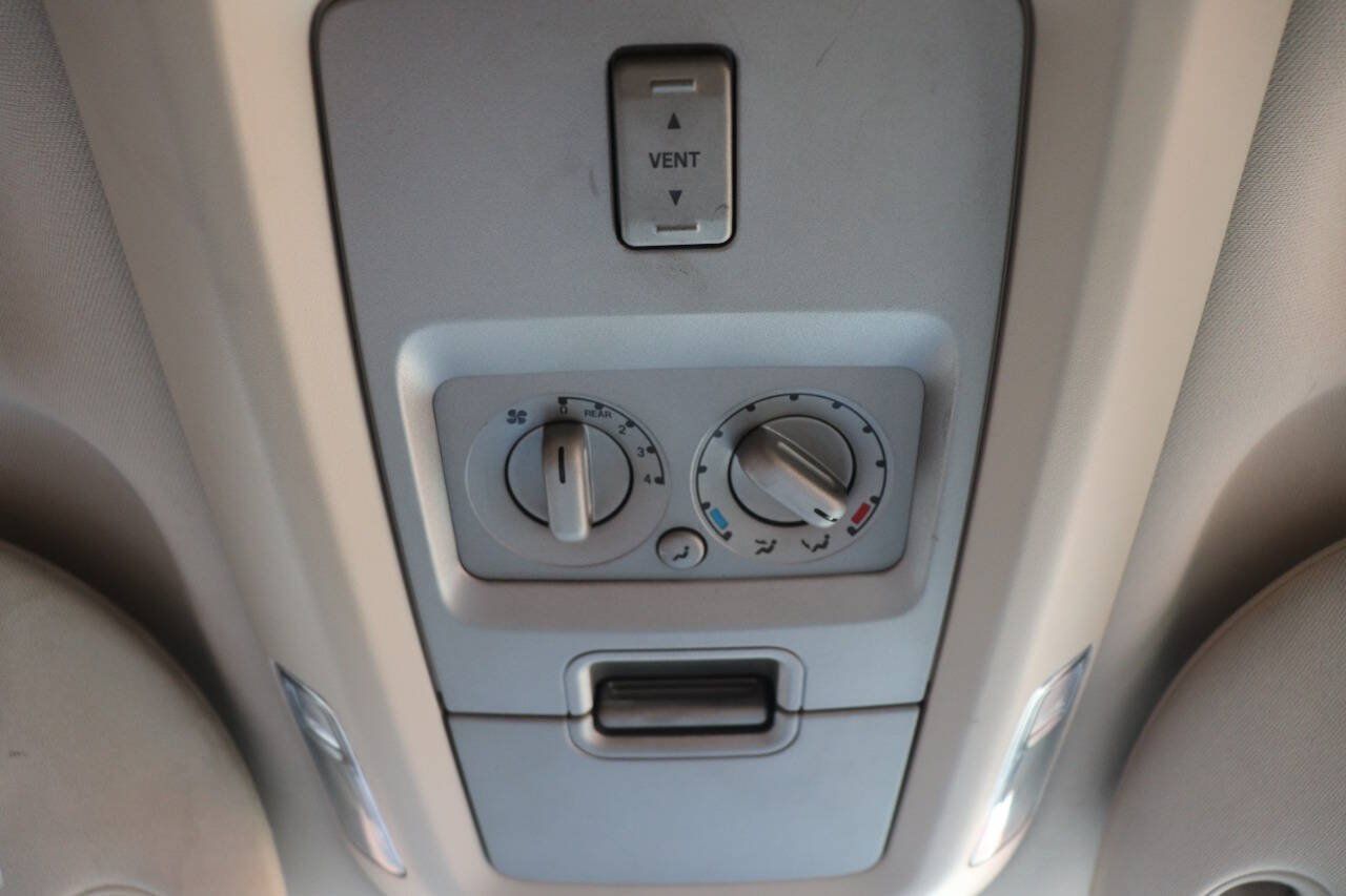 Used 2006 Lincoln Navigator Luxury RWD image 26