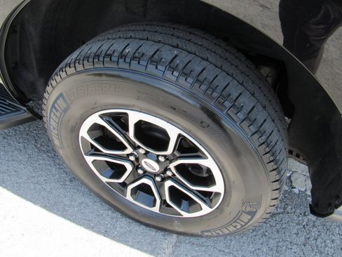 Used 2024 Ford Expedition XLT AWD/4WD image 9