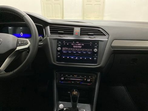 Used 2023 Volkswagen Tiguan SE w/ Panoramic Sunroof Package FWD image 15