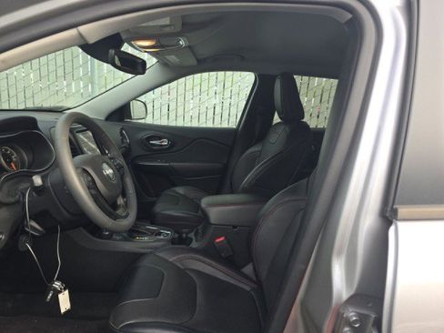 Used 2022 Jeep Cherokee Trailhawk w/ Premium Leather Package AWD/4WD image 5