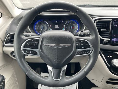Used 2023 Chrysler Pacifica Touring-L FWD image 20