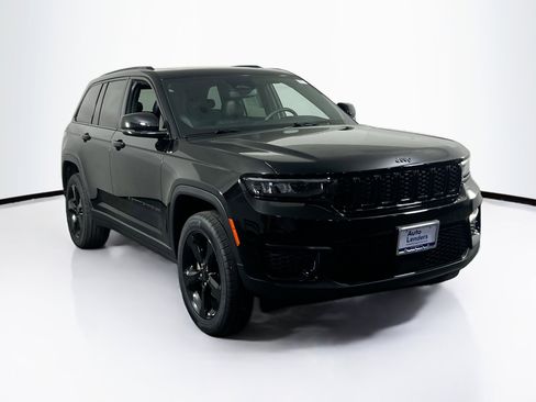 Used 2023 Jeep Grand Cherokee Altitude image 3
