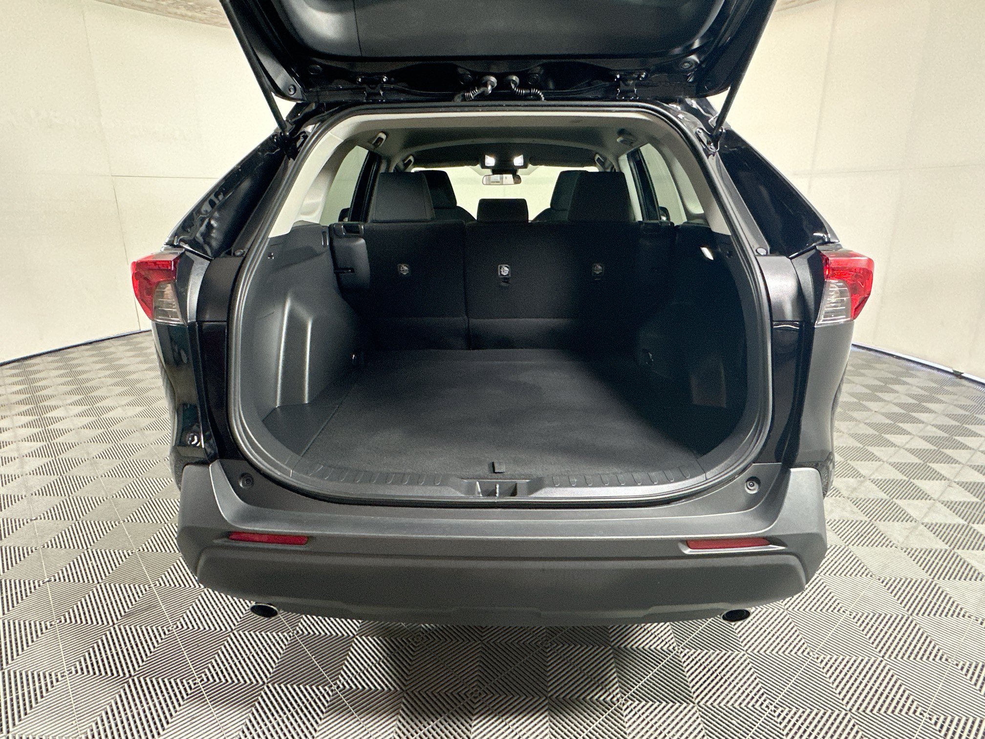Used 2025 Toyota RAV4 LE FWD image 30