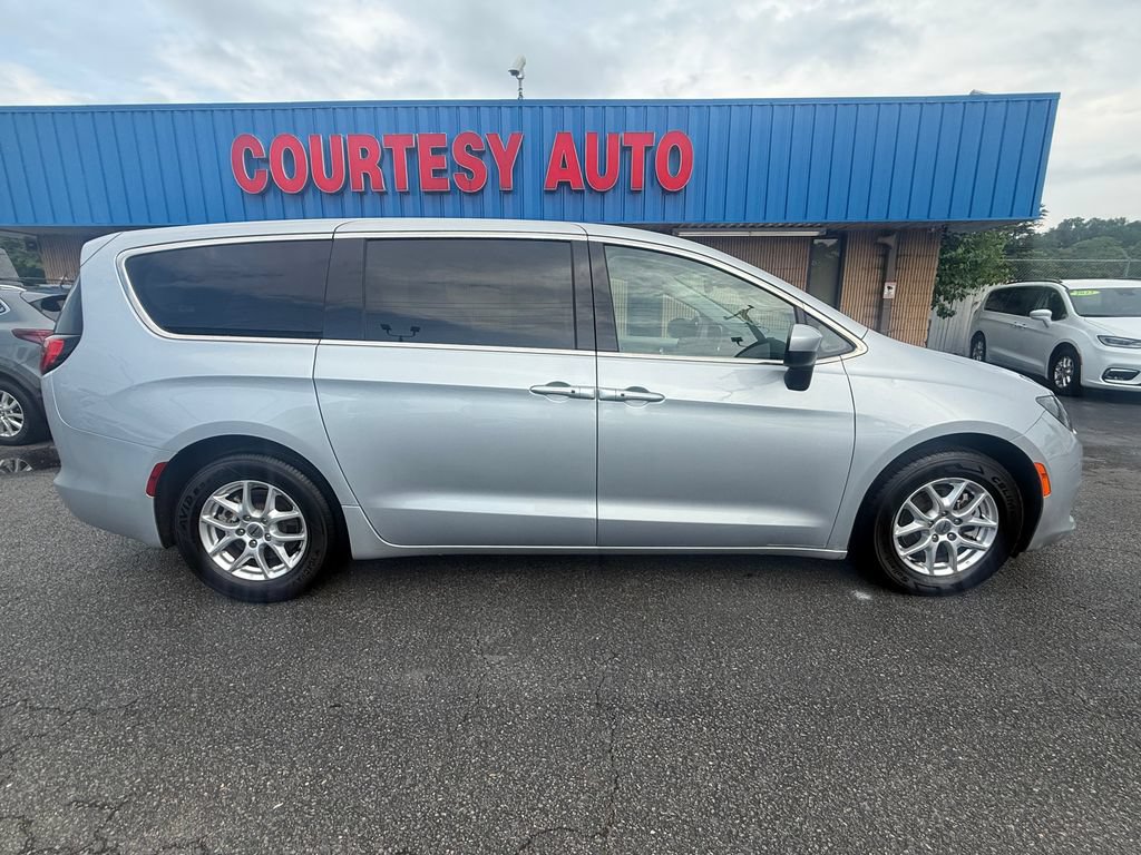 Used 2023 Chrysler Voyager LX FWD image 12
