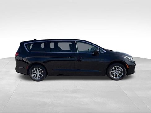 Used 2024 Chrysler Pacifica Touring-L FWD image 14