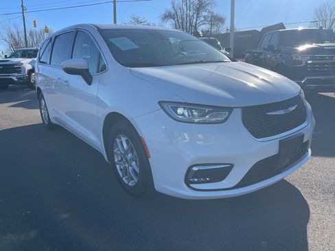 Used 2023 Chrysler Pacifica Touring-L image 7