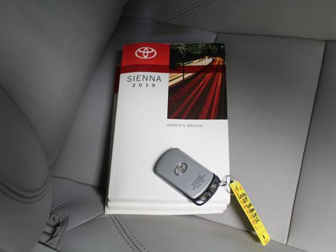 Used 2019 Toyota Sienna XLE image 27