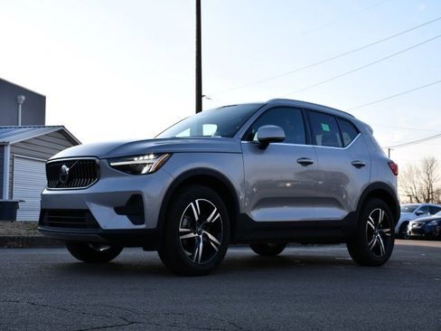 Certified 2025 Volvo XC40 B5 Core image 3
