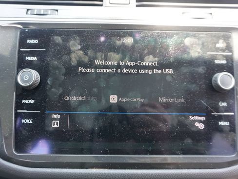 Used 2018 Volkswagen Tiguan SE w/ Panoramic Sunroof Package FWD image 10