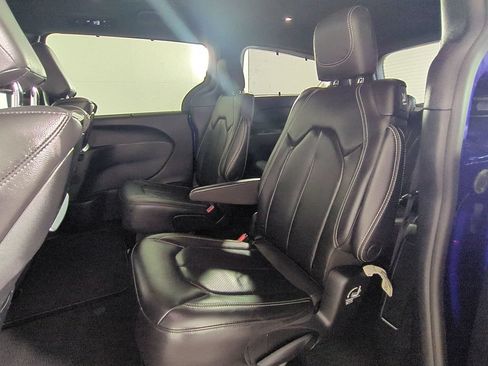 Used 2021 Chrysler Pacifica Touring-L w/ Uconnect Theater Family Group FWD image 17