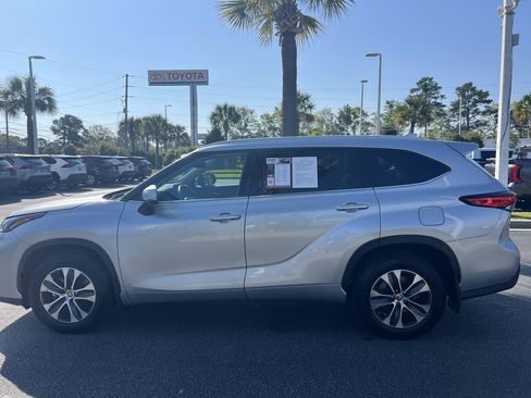 Used 2022 Toyota Highlander XLE AWD/4WD image 7
