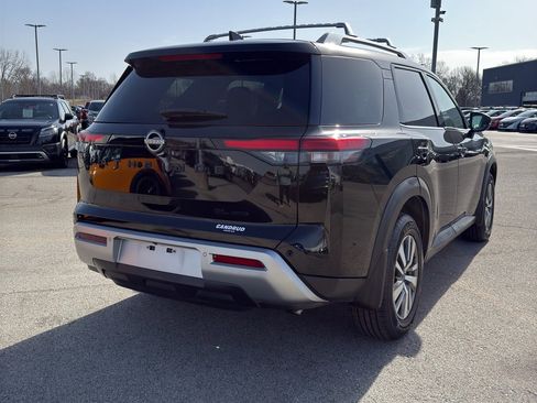 Certified 2023 Nissan Pathfinder SL w/ Lighting Package (N92) image 5