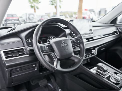 Used 2024 Mitsubishi Outlander SE image 23