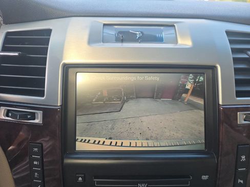 Used 2010 Cadillac Escalade ESV Luxury image 23