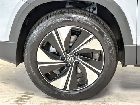 New 2026 Volkswagen Taos SE image 24