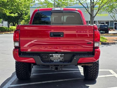 Used 2018 Toyota Tacoma TRD Off-Road w/ Technology Package AWD/4WD image 6