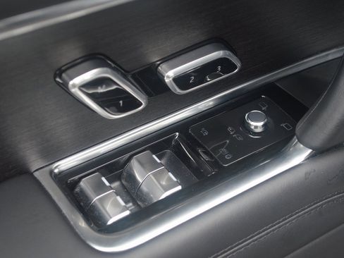 Used 2025 Land Rover Range Rover SE image 13