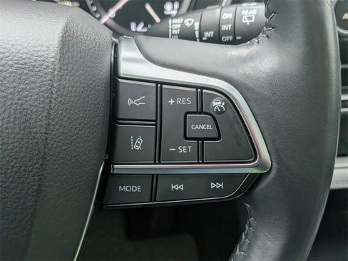 Used 2021 Toyota Highlander XLE image 18
