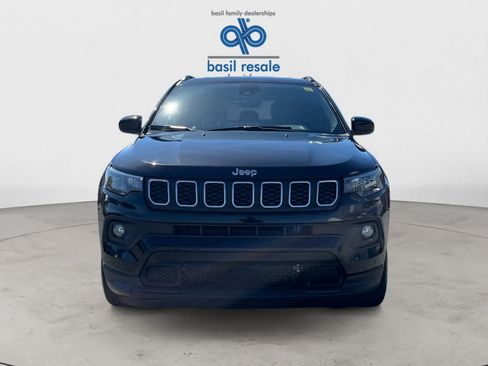 Used 2025 Jeep Compass Latitude AWD/4WD image 8