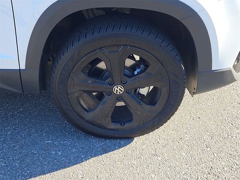 Certified 2025 Volkswagen Taos SE image 10