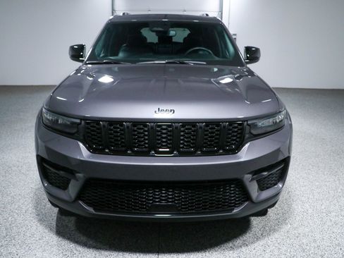 Used 2023 Jeep Grand Cherokee Altitude AWD/4WD image 4