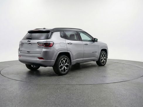 Used 2025 Jeep Compass Limited image 9