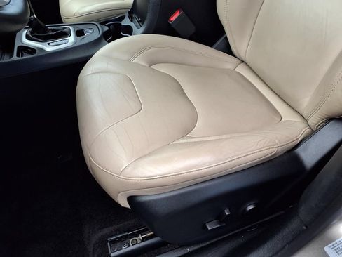 Used 2017 Jeep Cherokee Limited FWD image 25