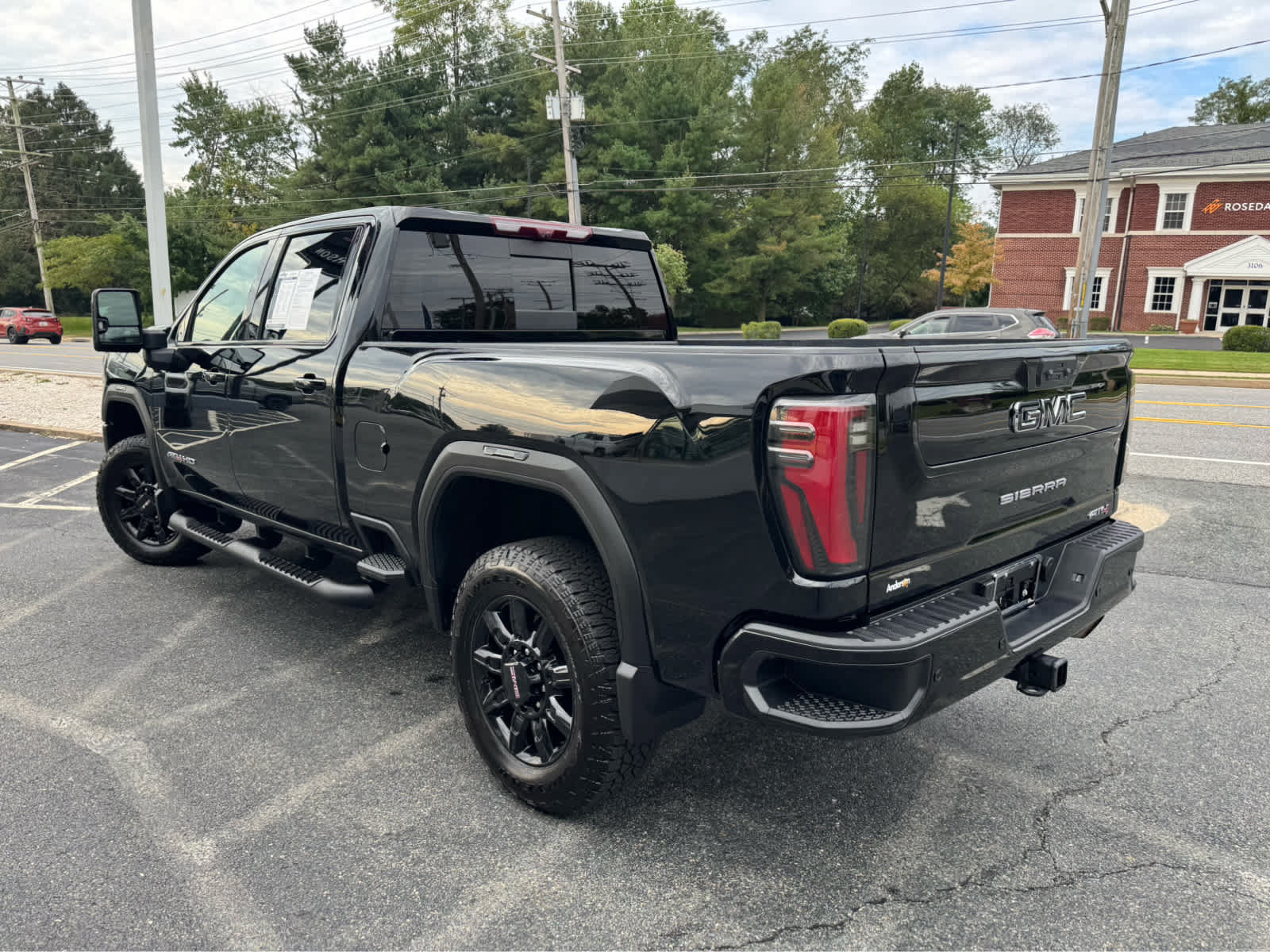Used 2024 GMC Sierra 2500 AT4 w/ Technology Package AWD/4WD image 4