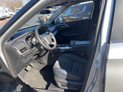 Used 2025 Mitsubishi Outlander SE image 5
