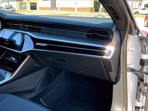 Used 2021 Audi A7 e Prestige w/ Prestige Package image 18