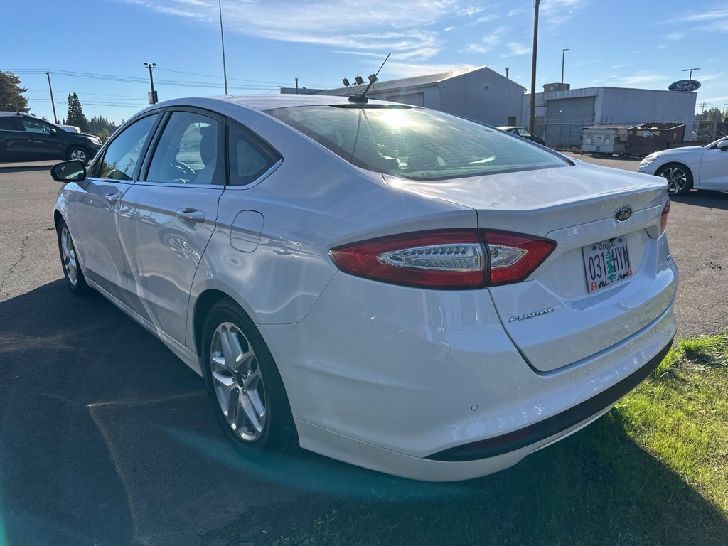 Used 2016 Ford Fusion SE FWD image 6